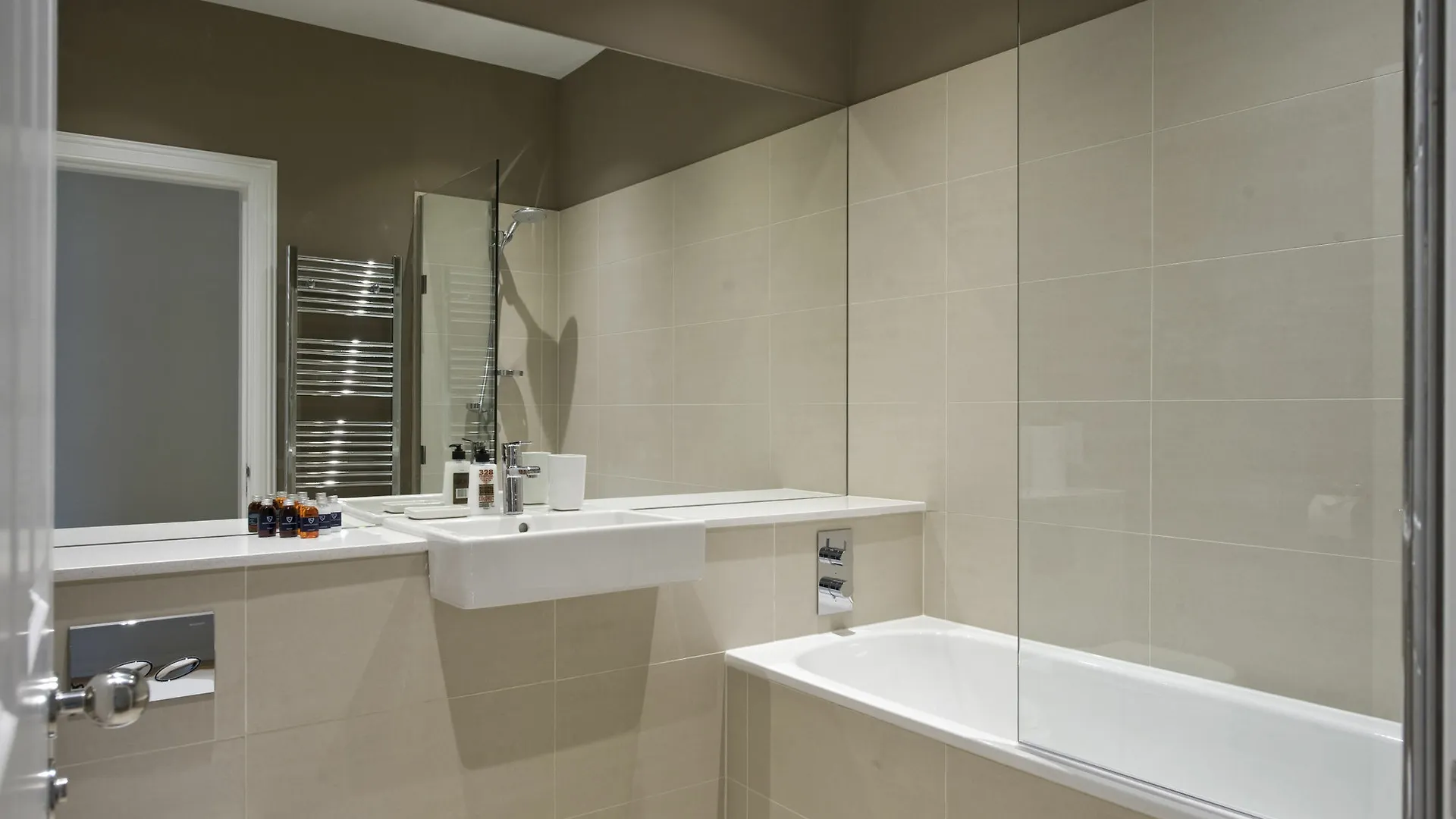 Destiny Scotland - Princes St Residence Edinburgh Apartment